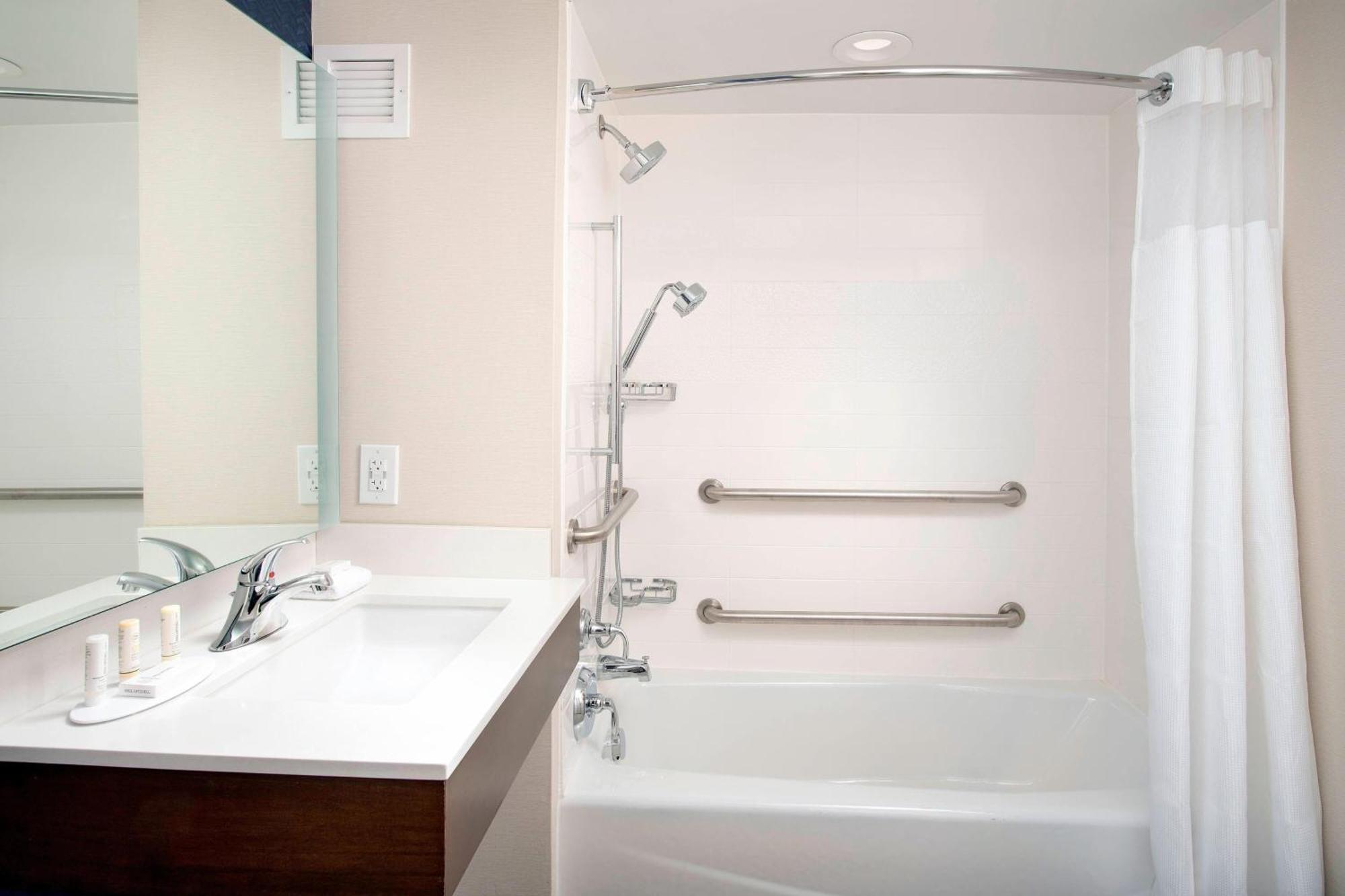 Fairfield Inn & Suites By Marriott Alexandria West/Mark Center Esterno foto